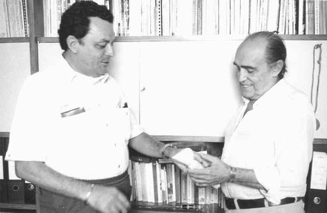 Ari Cunha com Oscar Niemeyer: o fundador do Correio Braziliense manteve forte amizade com o arquiteto que criou os principais monumentos da nova capital do Brasil(foto: Arquivo CB/D.A Press) Ari Cunha com Oscar Niemeyer: o fundador do Correio Braziliense manteve forte amizade com o arquiteto que criou os principais monumentos da nova capital do Brasil(foto: Arquivo CB/D.A Press)