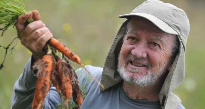 Tancredo Maia, 69 anos, diz que, quando a comunidade chegar a 40 integrantes, a produção da chácara estará garantida(foto: Minervino Junior/CB/D.A Press) Tancredo Maia, 69 anos, diz que, quando a comunidade chegar a 40 integrantes, a produção da chácara estará garantida(foto: Minervino Junior/CB/D.A Press)