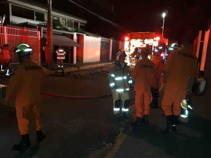 Com cinco viaturas e 22 homens, os bombeiros atenderam a ocorrência por volta das 20h(foto: Divulgação/CMBDF) Com cinco viaturas e 22 homens, os bombeiros atenderam a ocorrência por volta das 20h(foto: Divulgação/CMBDF)