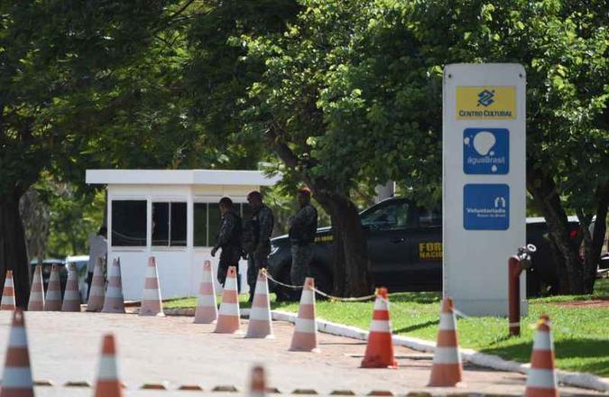 Movimentacao em frente do CCBB onde ira funcionar o centro de transicao do futuro governo Bolsonaro(foto: Ed Alves/CB/D.A Press) Movimentacao em frente do CCBB onde ira funcionar o centro de transicao do futuro governo Bolsonaro(foto: Ed Alves/CB/D.A Press)