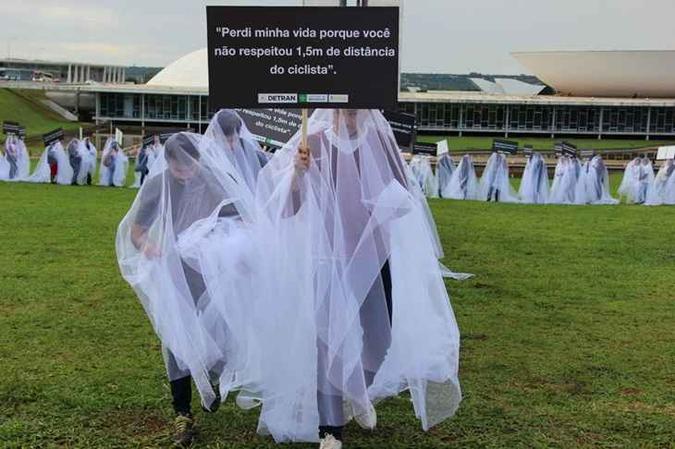 Com véus, vestido de preto e com cartazes, 218 pessoas representaram as vítimas mortas em acidentes de trânsito do DF neste ano(foto: Detran-DF/ divulgação) Com véus, vestido de preto e com cartazes, 218 pessoas representaram as vítimas mortas em acidentes de trânsito do DF neste ano(foto: Detran-DF/ divulgação)