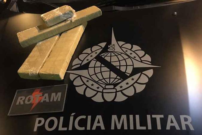 O motoqueiro carregava no baú do veículo três quilos de droga(foto: PMDF/Divulgação) O motoqueiro carregava no baú do veículo três quilos de droga(foto: PMDF/Divulgação)