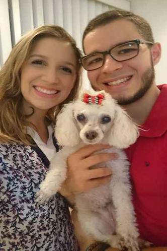 Bianca e Danilo encontraram um jeito de medicar a cachorrinha Lua: fórmulas adaptadas (foto: Arquivo pessoal) Bianca e Danilo encontraram um jeito de medicar a cachorrinha Lua: fórmulas adaptadas (foto: Arquivo pessoal)
