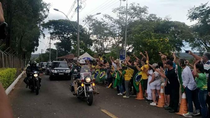 Pessoas na saída da Granja do Torto para ver Jair Bolsonaro a caminho da posse presidencial(foto: Ingrid Soares/CB/DA Press) Pessoas na saída da Granja do Torto para ver Jair Bolsonaro a caminho da posse presidencial(foto: Ingrid Soares/CB/DA Press)