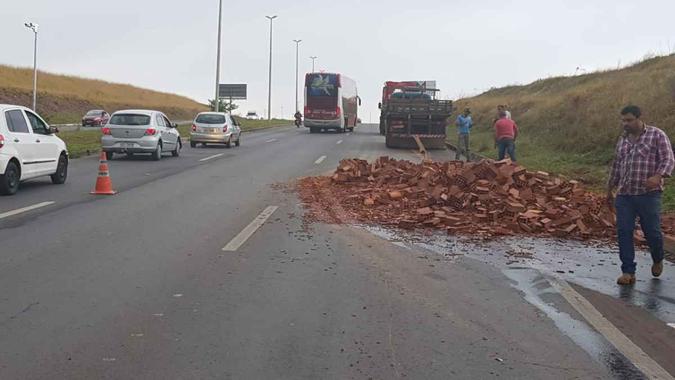 Até as 15h, os tijolos ainda estavam espalhados pela pista(foto: PMDF/Divulgação) Até as 15h, os tijolos ainda estavam espalhados pela pista(foto: PMDF/Divulgação)