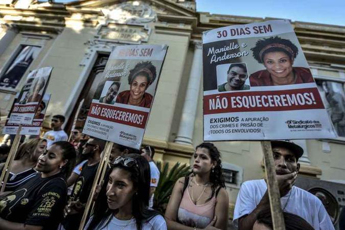 Protesto em frente à antiga Câmara Municipal de São José dos Campos (SP) para marcar os 30 dias da morte da vereadora e do motorista: mais atos hoje(foto: Lucas Lacaz Ruiz/A13/Folhapress) Protesto em frente à antiga Câmara Municipal de São José dos Campos (SP) para marcar os 30 dias da morte da vereadora e do motorista: mais atos hoje(foto: Lucas Lacaz Ruiz/A13/Folhapress)