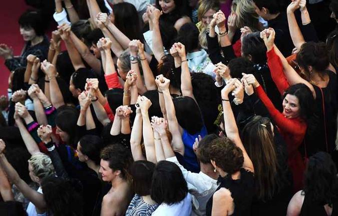 Protesto histórico no sábado (12/5) reuniu estrelas de cinema como Cate Blanchett, Marion Cotillard e Salma Hayek(foto: AFP) Protesto histórico no sábado (12/5) reuniu estrelas de cinema como Cate Blanchett, Marion Cotillard e Salma Hayek(foto: AFP)