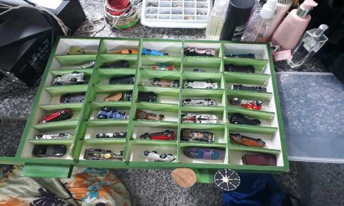 Entre os objetos apreendidos com a dupla, estava uma coleção de miniatura de carrinhos(foto: PMDF/Divulgação) Entre os objetos apreendidos com a dupla, estava uma coleção de miniatura de carrinhos(foto: PMDF/Divulgação)