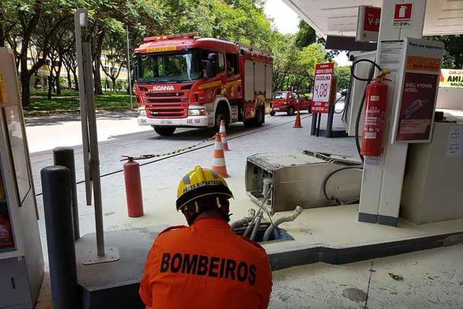 O posto onde aconteceu o acidente: fogo controlado e nenhum ferido(foto: CBMDF/Divulgação) O posto onde aconteceu o acidente: fogo controlado e nenhum ferido(foto: CBMDF/Divulgação)