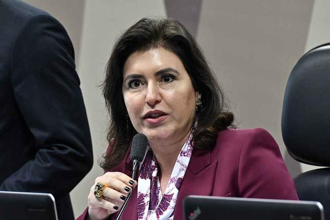 Ao comentar sobre a cor púrpura do blazer que está usando, a presidente da CCJ disse que foi a ''mais próxima que encontrou no guarda roupa para representar a luta contra a violência contra a mulher''(foto: Geraldo Magela/Agência Senado) Ao comentar sobre a cor púrpura do blazer que está usando, a presidente da CCJ disse que foi a ''mais próxima que encontrou no guarda roupa para representar a luta contra a violência contra a mulher''(foto: Geraldo Magela/Agência Senado)