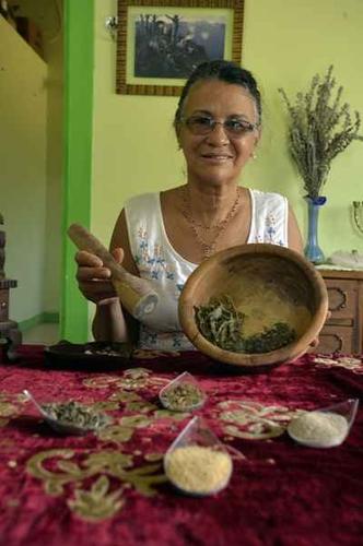 Shirley acredita que a natureza oferece tudo o que o corpo precisa, inclusive ervas e plantas para escovar os dentes (foto: Marcelo Ferreira/CB/D.A Press) Shirley acredita que a natureza oferece tudo o que o corpo precisa, inclusive ervas e plantas para escovar os dentes (foto: Marcelo Ferreira/CB/D.A Press)