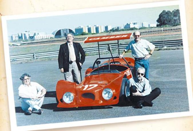 A turma da Camber: Helládio Monteiro, João Luiz da Fonseca (Jean), Alex Ribeiro, José Álvaro Vassallo (o Zeca) e o patinho voador(foto: Amaro Júnior/CB/D.A Press sobre fotos de Elio Rizzo/Esp.CB/D.A Press - reprodução) A turma da Camber: Helládio Monteiro, João Luiz da Fonseca (Jean), Alex Ribeiro, José Álvaro Vassallo (o Zeca) e o patinho voador(foto: Amaro Júnior/CB/D.A Press sobre fotos de Elio Rizzo/Esp.CB/D.A Press - reprodução)