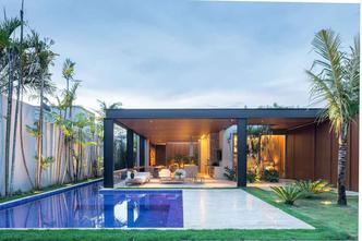 As vigas metálicas servem para sustentar e para decorar a casa. O arquiteto Arnaldo Pinho explica que o metal misturado com outros materiais ajuda a criar um estilo rústico. (foto: MAAI Arquitetos/Divulgação) As vigas metálicas servem para sustentar e para decorar a casa. O arquiteto Arnaldo Pinho explica que o metal misturado com outros materiais ajuda a criar um estilo rústico. (foto: MAAI Arquitetos/Divulgação)