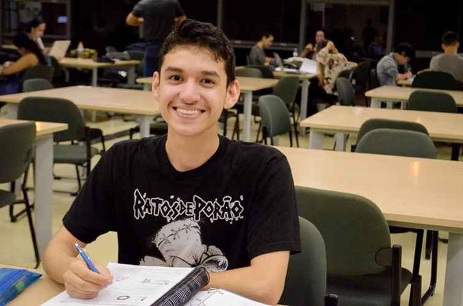 Álvaro Luiz quer fazer medicina na UnB. Ele fez cursinho preparatório para a prova, além dos estudos em casa(foto: Clara Lobo/Esp.CB/D.A. Press) Álvaro Luiz quer fazer medicina na UnB. Ele fez cursinho preparatório para a prova, além dos estudos em casa(foto: Clara Lobo/Esp.CB/D.A. Press)