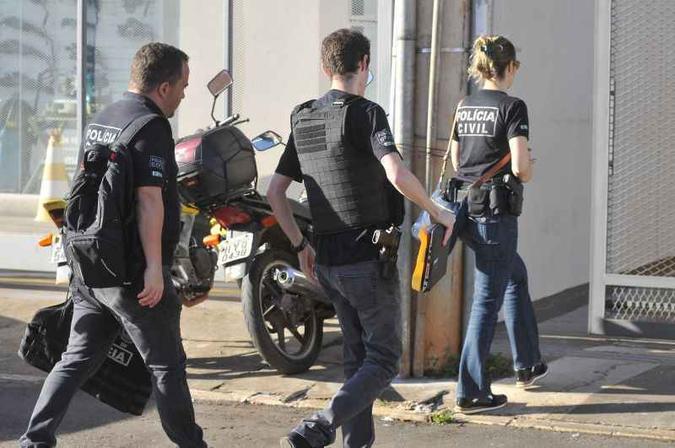 Policiais civis cumprem mandados: foco nos candidatos que aderiram à fraude de concursos públicos(foto: Minervino Junior/CB/D.A Press) Policiais civis cumprem mandados: foco nos candidatos que aderiram à fraude de concursos públicos(foto: Minervino Junior/CB/D.A Press)