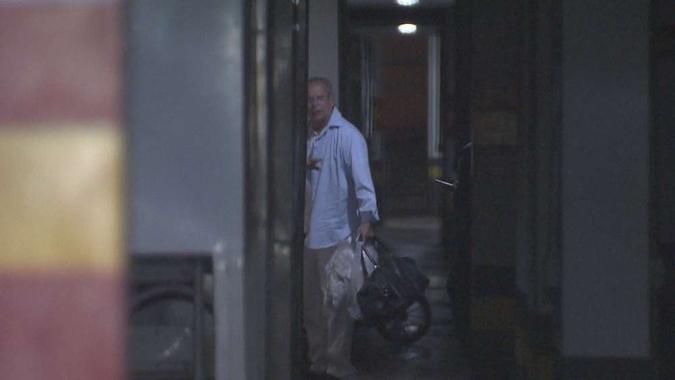 Imagens captadas pela TV Globo mostram o ex-ministro chegando ao seu apartamento, no Sudoeste, pouco antes das 2h(foto: Reprodução/TV Globo ) Imagens captadas pela TV Globo mostram o ex-ministro chegando ao seu apartamento, no Sudoeste, pouco antes das 2h(foto: Reprodução/TV Globo )