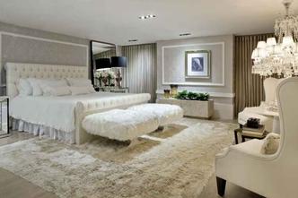 O projeto da arquiteta Kely Carvalho combina conforto e sofisticação. A profissional optou por explorar a cabeceira da cama e torná-la aconchegante. %u201CO quarto conta com tons pautados em nobreza e um luxuoso mobiliário, que funcionam como ímãs para o relaxamento e o bem-estar%u201D, afirma. Os tons mais claros garantem ainda sensação de amplitude ao espaço de descanso.(foto: Edgard Cesar/Divulgacao) O projeto da arquiteta Kely Carvalho combina conforto e sofisticação. A profissional optou por explorar a cabeceira da cama e torná-la aconchegante. %u201CO quarto conta com tons pautados em nobreza e um luxuoso mobiliário, que funcionam como ímãs para o relaxamento e o bem-estar%u201D, afirma. Os tons mais claros garantem ainda sensação de amplitude ao espaço de descanso.(foto: Edgard Cesar/Divulgacao)