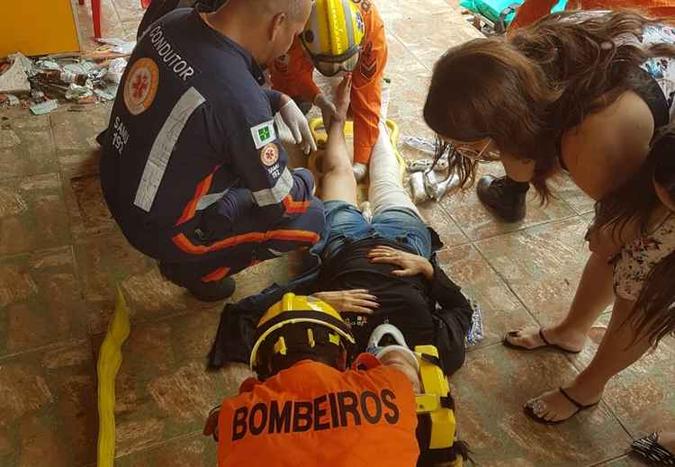 A vítima foi atendida pelo Corpo de Bombeiros e depois levada para o Hospital Regional de Ceilândia(foto: CBMDF/Divulgação) A vítima foi atendida pelo Corpo de Bombeiros e depois levada para o Hospital Regional de Ceilândia(foto: CBMDF/Divulgação)