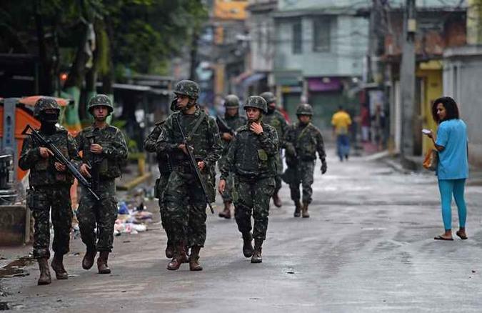 A ação começou na manhã desta quarta-feira (20/6) e contou com o apoio logístico de dois blindados do Exército(foto: Tomaz Silva/Agencia Brasil) A ação começou na manhã desta quarta-feira (20/6) e contou com o apoio logístico de dois blindados do Exército(foto: Tomaz Silva/Agencia Brasil)