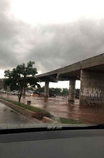 A pista está alagada na EPIA(foto: Reprodução) A pista está alagada na EPIA(foto: Reprodução)