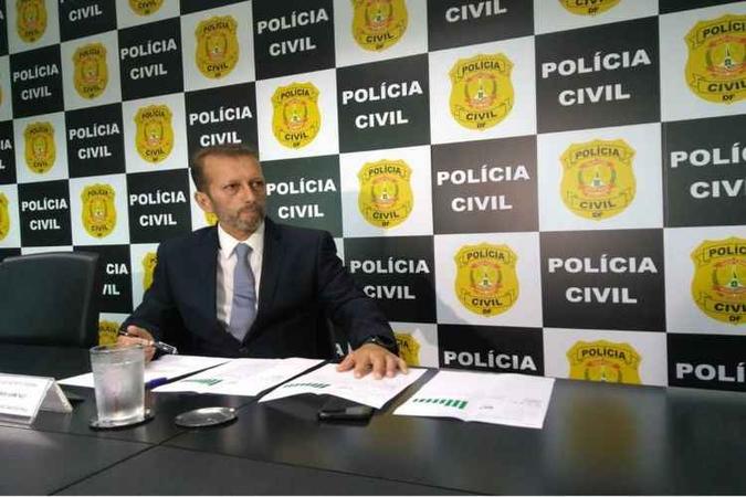 Diretor do DPC, Jeferson Lisboa Gimenez apresenta arma de uso restrito apreendida na Operação(foto: Caroline Cintra/CB/D.A Press) Diretor do DPC, Jeferson Lisboa Gimenez apresenta arma de uso restrito apreendida na Operação(foto: Caroline Cintra/CB/D.A Press)