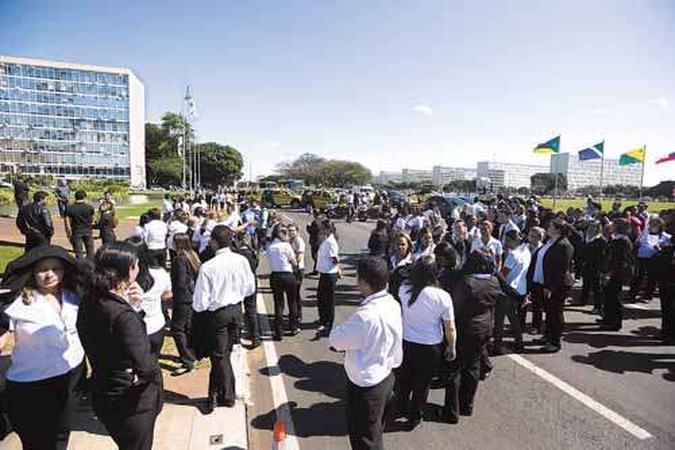 Por não terem recebido o contracheque de abril, empregados da prestadora de serviços lotados no Ministério das Relações Exteriores fizeram protesto no Eixo Monumental (foto: Ed Alves/CB/D.A Press) Por não terem recebido o contracheque de abril, empregados da prestadora de serviços lotados no Ministério das Relações Exteriores fizeram protesto no Eixo Monumental (foto: Ed Alves/CB/D.A Press)