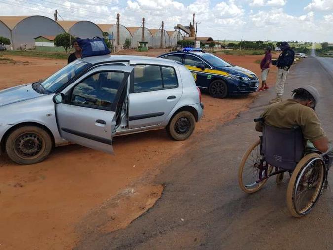 Veículo foi apreendido e o condutor liberado depois de receber orientações sobre trânsito(foto: Divulgação/PRF) Veículo foi apreendido e o condutor liberado depois de receber orientações sobre trânsito(foto: Divulgação/PRF)