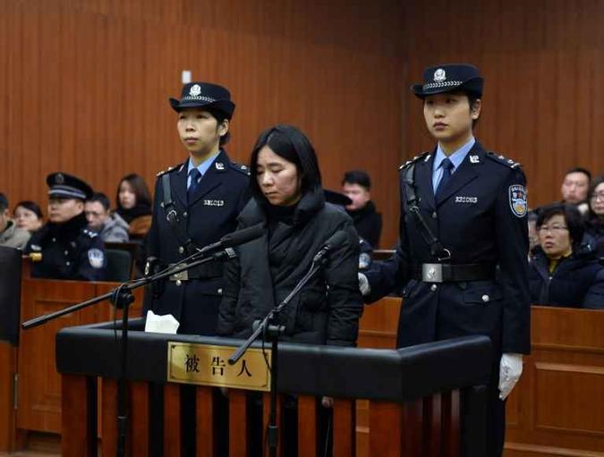 Segundo o tribunal, Mo confessou haver ateado fogo na sala do apartamento, no 18º andar de um edifício residencial de Hangzhou(foto: Hangzhou Intermediate People's Court/AFP) Segundo o tribunal, Mo confessou haver ateado fogo na sala do apartamento, no 18º andar de um edifício residencial de Hangzhou(foto: Hangzhou Intermediate People's Court/AFP)