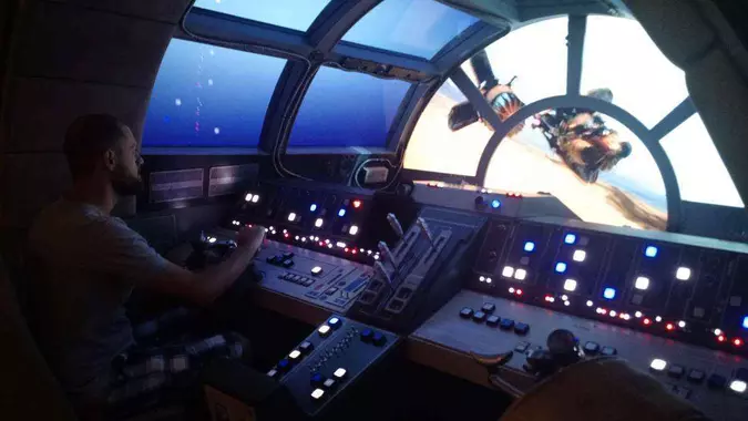 No Oceaneer Club, tome o lugar de Chewbacca no simulador da Millenium Falcon(foto: Anderson Costolli/CB/D. A Press) No Oceaneer Club, tome o lugar de Chewbacca no simulador da Millenium Falcon(foto: Anderson Costolli/CB/D. A Press)