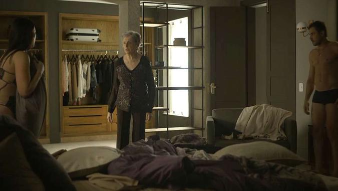 Berta flagra Vivi e Chiclete juntos, em 'A Dona do Pedaço'(foto: TV Globo/Reprodução) Berta flagra Vivi e Chiclete juntos, em 'A Dona do Pedaço'(foto: TV Globo/Reprodução)