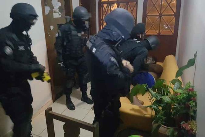 Quando os policiais chegaram ao endereço, o homem estava desacordado(foto: PMDF/Divulgação) Quando os policiais chegaram ao endereço, o homem estava desacordado(foto: PMDF/Divulgação)