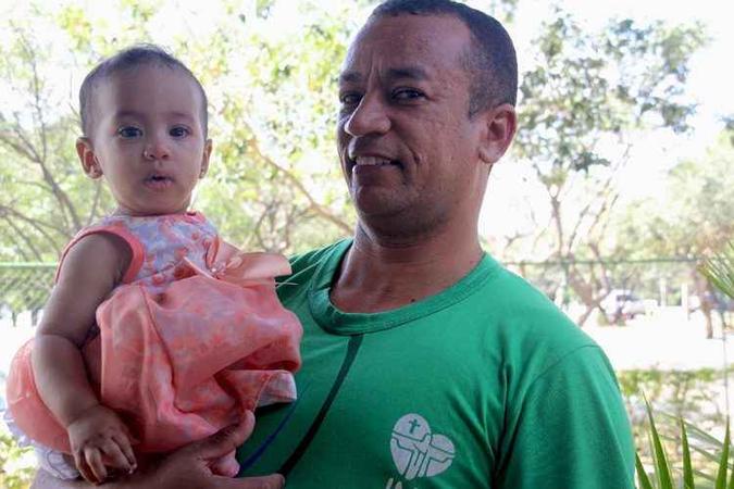 O motorista Gelsomar Caetano Gomes, de 38 anos, levou a pequena Jordana de 11 meses para tomar a vacina pela primeira vez(foto: Bárbara Cabral/Esp. CB/D.A Press) O motorista Gelsomar Caetano Gomes, de 38 anos, levou a pequena Jordana de 11 meses para tomar a vacina pela primeira vez(foto: Bárbara Cabral/Esp. CB/D.A Press)