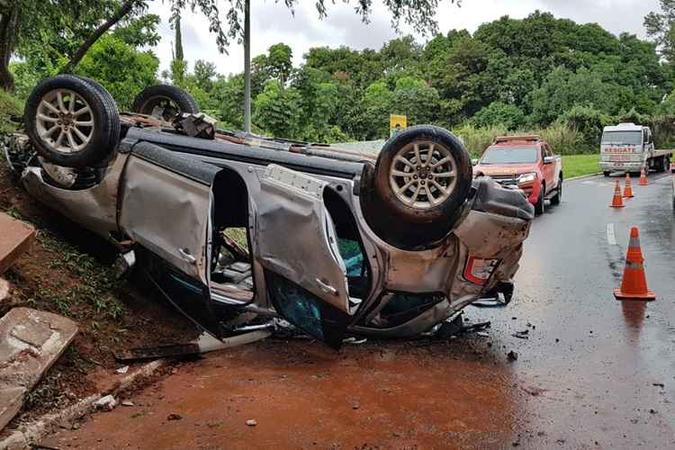 Com pista molhada, motorista perdeu o controle, bateu em poste e caiu de viaduto na QI 11 do Lago Sul(foto: CBMDF/Divulgação) Com pista molhada, motorista perdeu o controle, bateu em poste e caiu de viaduto na QI 11 do Lago Sul(foto: CBMDF/Divulgação)