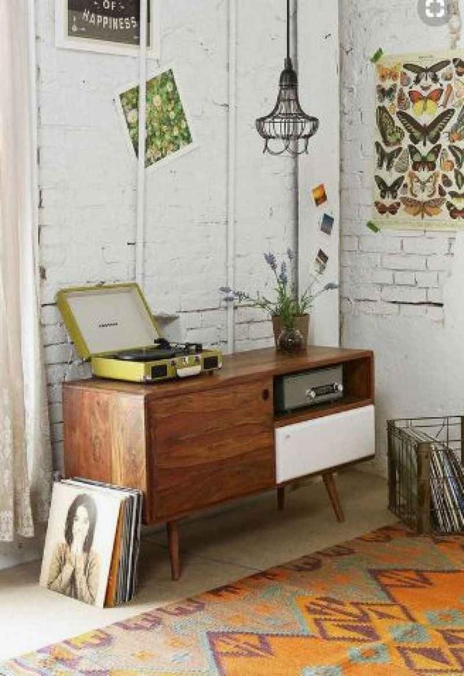 No ambiente Tok&Stok, o telefone de mesa e os móveis com toques dos anos 1960 e 1970 fazem link entre si. Contrastam com as linhas retas e modernas do restante da decoração. (foto: Tok&Stok/Divulgação) No ambiente Tok&Stok, o telefone de mesa e os móveis com toques dos anos 1960 e 1970 fazem link entre si. Contrastam com as linhas retas e modernas do restante da decoração. (foto: Tok&Stok/Divulgação)