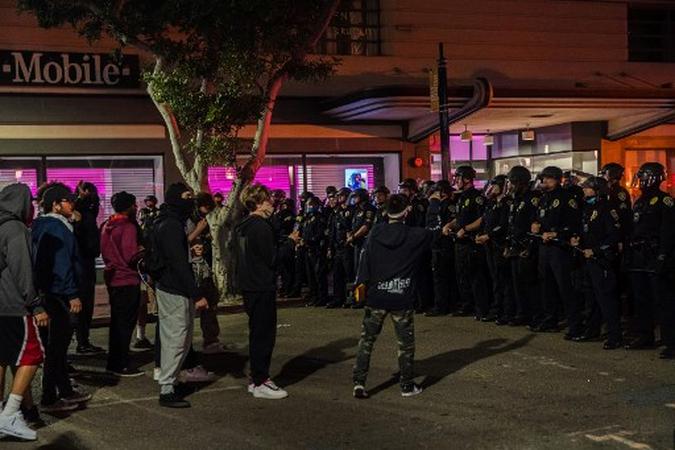 Manifestantes enfrentam a polícia de San Diego no centro de San Diego, Califórnia, na noite de domingo (31/5).(foto: ARIANA DREHSLER / AFP) Manifestantes enfrentam a polícia de San Diego no centro de San Diego, Califórnia, na noite de domingo (31/5).(foto: ARIANA DREHSLER / AFP)