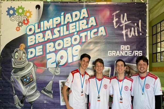 Juliano Cintra (E), Eduardo Lacerda (C), Filipe Lacerda (C) e o professor Mauro Viana (E): na disputa da Olimpíada Brasileira de Robótica(foto: Lucilene Lopes Campanholo / Distribuição Marista) Juliano Cintra (E), Eduardo Lacerda (C), Filipe Lacerda (C) e o professor Mauro Viana (E): na disputa da Olimpíada Brasileira de Robótica(foto: Lucilene Lopes Campanholo / Distribuição Marista)