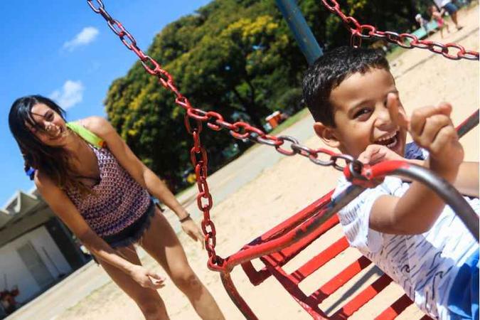 Geyseffer e o filho Lucas aproveitaram o sol para brincar no Parque da Cidade(foto: Arthur Menescal/Esp. CB/D.A Press) Geyseffer e o filho Lucas aproveitaram o sol para brincar no Parque da Cidade(foto: Arthur Menescal/Esp. CB/D.A Press)