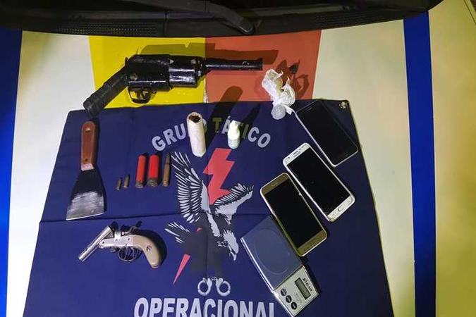 Os policiais apreenderam duas armas de fogo, celulares, munições e porções de maconha(foto: PMDF/Divulgação) Os policiais apreenderam duas armas de fogo, celulares, munições e porções de maconha(foto: PMDF/Divulgação)