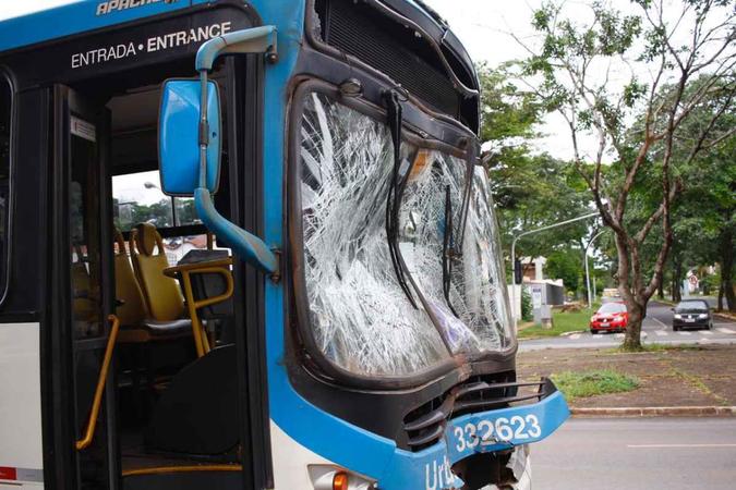 Colisão entre dois ônibus deixa 11 feridos na W3 Sul(foto: Ana Rayssa/CB/D.A Press) Colisão entre dois ônibus deixa 11 feridos na W3 Sul(foto: Ana Rayssa/CB/D.A Press)