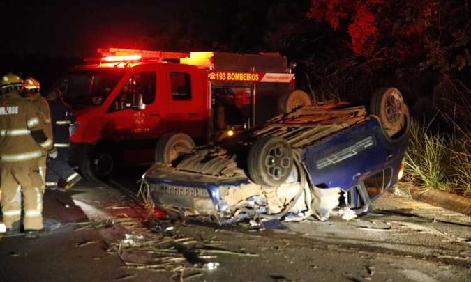 Após a colisão com o animal, o motorista ainda capotou o veículo, um Fiat Uno(foto: Divulgação/PMDF) Após a colisão com o animal, o motorista ainda capotou o veículo, um Fiat Uno(foto: Divulgação/PMDF)
