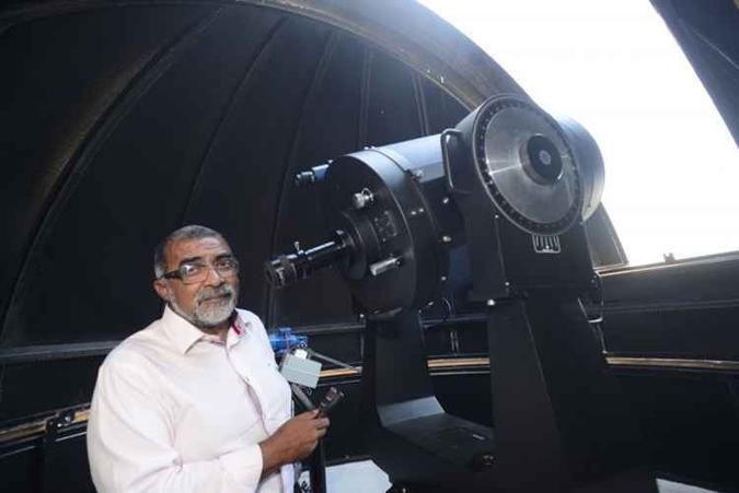 Jose Leonardo Ferreira é coordenador do Observatorio Luiz Crulls, em Vargem Bonita: telescópio de alta potência(foto: Andre Violatti/Esp. CB/D.A Press) Jose Leonardo Ferreira é coordenador do Observatorio Luiz Crulls, em Vargem Bonita: telescópio de alta potência(foto: Andre Violatti/Esp. CB/D.A Press)