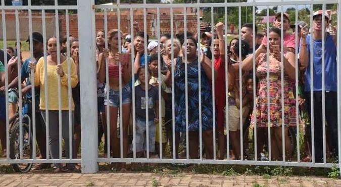 Populares acompanham a chegada para o depoimento do assassino confesso (foto: Ed Alves/CB/D.A Press) Populares acompanham a chegada para o depoimento do assassino confesso (foto: Ed Alves/CB/D.A Press)