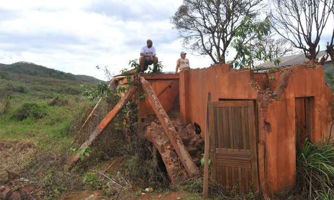 Moradores nos escombros de Bento Rodrigues: mais de três anos depois do desastre, espera por compensação(foto: Jair Amaral/EM/DA Press - 5/11/17) Moradores nos escombros de Bento Rodrigues: mais de três anos depois do desastre, espera por compensação(foto: Jair Amaral/EM/DA Press - 5/11/17)