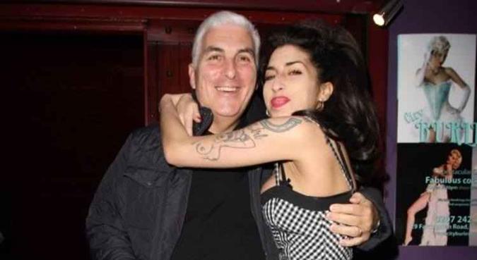 Mitch e a filha no ano de 2010 em Londres(foto: AFP) Mitch e a filha no ano de 2010 em Londres(foto: AFP)