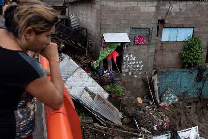 Vista de casas devastadas pelo transbordamento de um riacho devido às chuvas torrenciais causadas pela passagem da tempestade tropical Amanda em San Salvador.(foto: Yuri CORTEZ / AFP) Vista de casas devastadas pelo transbordamento de um riacho devido às chuvas torrenciais causadas pela passagem da tempestade tropical Amanda em San Salvador.(foto: Yuri CORTEZ / AFP)