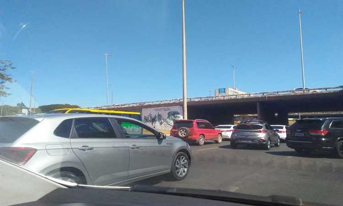 Para quem saiu da via W3 Norte, sentido W3 Sul também pegou um trânsito intenso(foto: Caroline Cintra/CB/DA Press) Para quem saiu da via W3 Norte, sentido W3 Sul também pegou um trânsito intenso(foto: Caroline Cintra/CB/DA Press)