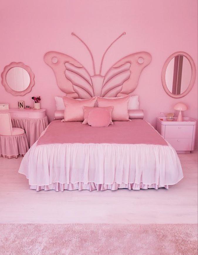 O quarto rosa: diferente do restante dos cômodos, o quarto da filha do casal, North West, é completamente rosa. Referência revisita estilo marcante do início dos anos 2000 O quarto rosa: diferente do restante dos cômodos, o quarto da filha do casal, North West, é completamente rosa. Referência revisita estilo marcante do início dos anos 2000
