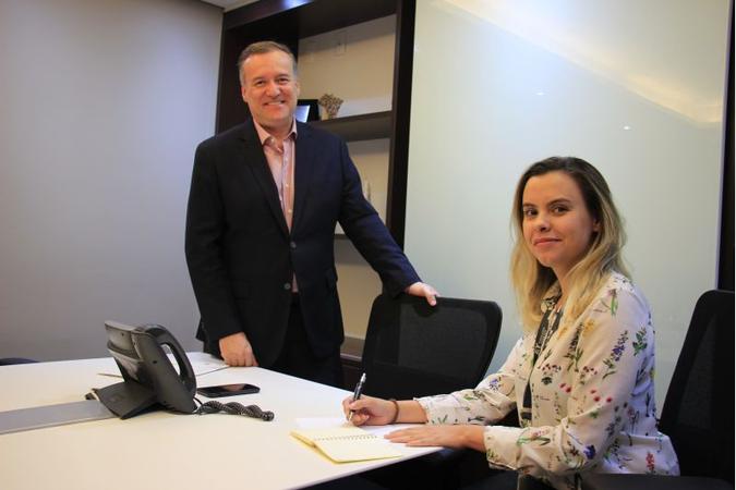 Alexandre lidera equipe de 45 pessoas, entre elas, Danielle, que está à frente de projeto pela primeira vez este ano(foto: Vinicius Cardoso Vieira/Esp. CB/D.A Press) Alexandre lidera equipe de 45 pessoas, entre elas, Danielle, que está à frente de projeto pela primeira vez este ano(foto: Vinicius Cardoso Vieira/Esp. CB/D.A Press)