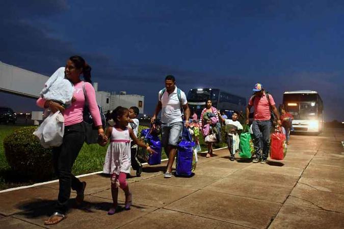 Refugiados venezuelanos chegam ao aeroporto de Boa Vista (RR): ministro disse que país continuará a acolhê-los(foto: Evaristo Sá/AFP) Refugiados venezuelanos chegam ao aeroporto de Boa Vista (RR): ministro disse que país continuará a acolhê-los(foto: Evaristo Sá/AFP)