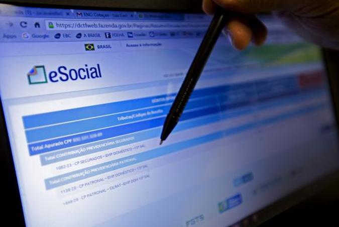 O eSocial será implantado para empresas com faturamento anual superior a R$78 milhões a partir do dia 8 de janeiro de 2018 (foto: Marcelo Camargo/Agência Brasil) O eSocial será implantado para empresas com faturamento anual superior a R$78 milhões a partir do dia 8 de janeiro de 2018 (foto: Marcelo Camargo/Agência Brasil)